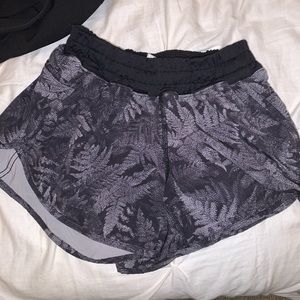 lululemon shorts size 6